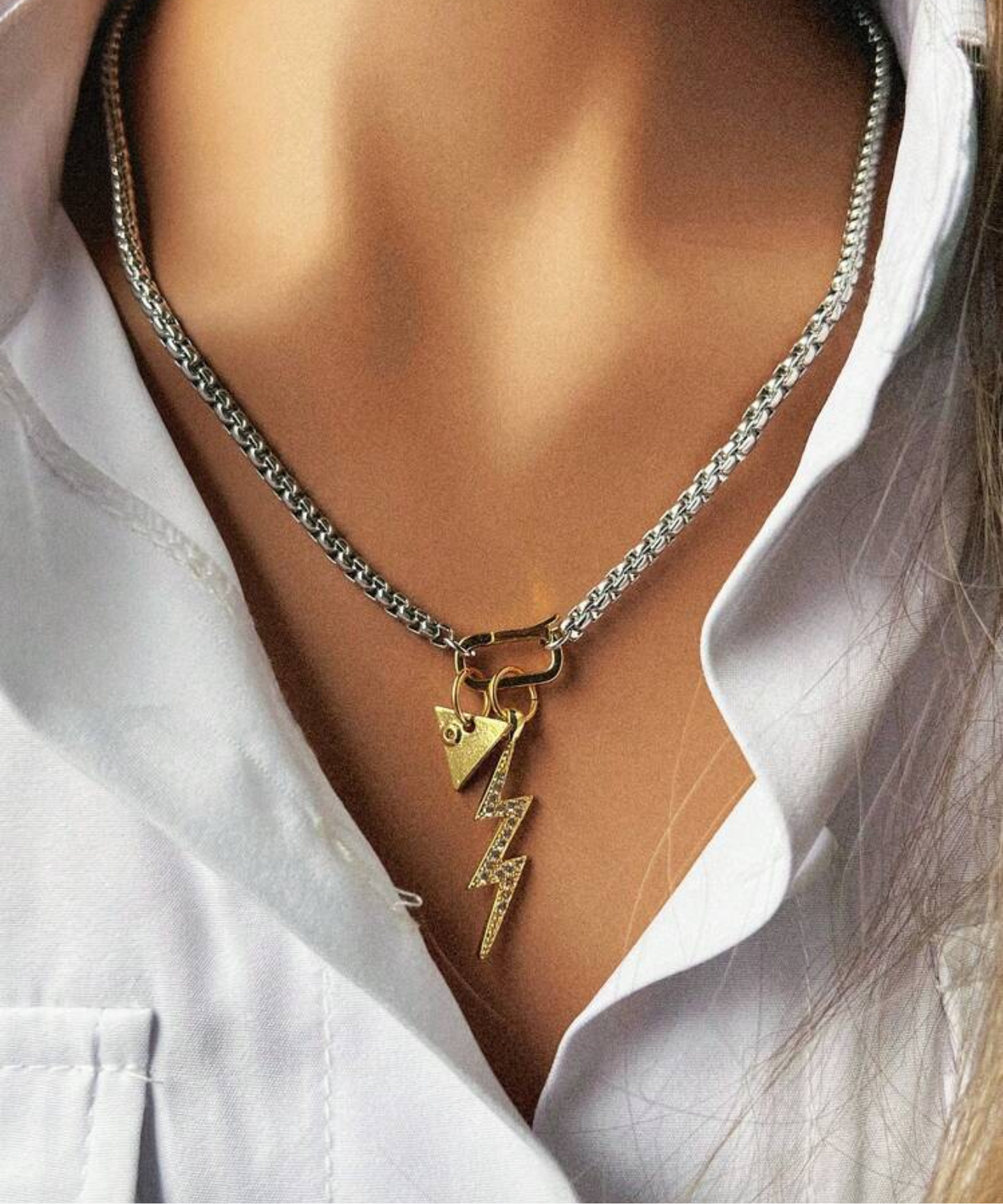 Collar con triángulo y rayo